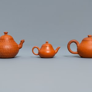 Three Chinese Yixing stoneware teapots and covers, impressed marks, 18/19th C. — 照片 3