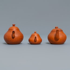 Three Chinese Yixing stoneware teapots and covers, impressed marks, 18/19th C. — 照片 5