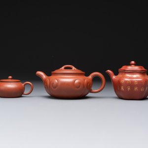 Three Chinese Yixing stoneware teapots and covers,  Jingxi Xu Wenting Zhi 荊溪徐溫庭製 and Yang Xian Xi Yin Shi Wang 陽羨惜陰室王 mark, 20th C. — photo 1