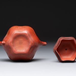 Three Chinese Yixing stoneware teapots and covers,  Jingxi Xu Wenting Zhi 荊溪徐溫庭製 and Yang Xian Xi Yin Shi Wang 陽羨惜陰室王 mark, 20th C. — photo 13