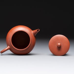 Three Chinese Yixing stoneware teapots and covers,  Jingxi Xu Wenting Zhi 荊溪徐溫庭製 and Yang Xian Xi Yin Shi Wang 陽羨惜陰室王 mark, 20th C. — photo 18
