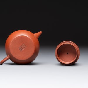 Three Chinese Yixing stoneware teapots and covers,  Jingxi Xu Wenting Zhi 荊溪徐溫庭製 and Yang Xian Xi Yin Shi Wang 陽羨惜陰室王 mark, 20th C. — photo 19
