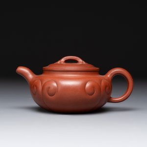Three Chinese Yixing stoneware teapots and covers,  Jingxi Xu Wenting Zhi 荊溪徐溫庭製 and Yang Xian Xi Yin Shi Wang 陽羨惜陰室王 mark, 20th C. — photo 2