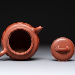 Three Chinese Yixing stoneware teapots and covers,  Jingxi Xu Wenting Zhi 荊溪徐溫庭製 and Yang Xian Xi Yin Shi Wang 陽羨惜陰室王 mark, 20th C. — photo 6