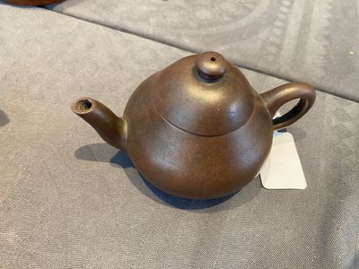 Three Chinese Yixing stoneware teapots with covers and a pair of famille rose pheasants, 19/20th C. — 照片 22