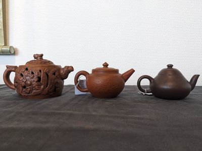 Three Chinese Yixing stoneware teapots with covers and a pair of famille rose pheasants, 19/20th C. — 照片 5
