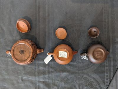 Three Chinese Yixing stoneware teapots with covers and a pair of famille rose pheasants, 19/20th C. — 照片 7