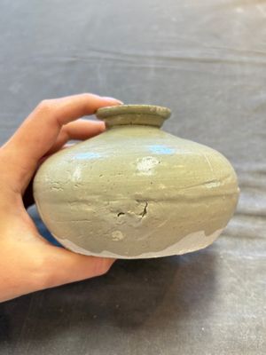 Three cream-glazed bottle vases and two jarlets from the Jepara shipwreck, Dehua or Anxi kilns, Song — 照片 1