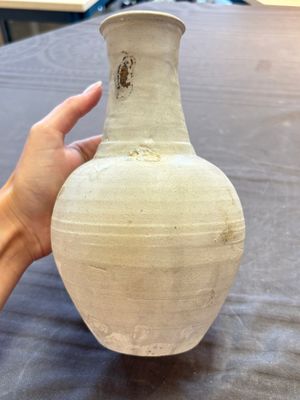 Three cream-glazed bottle vases and two jarlets from the Jepara shipwreck, Dehua or Anxi kilns, Song — 照片 14