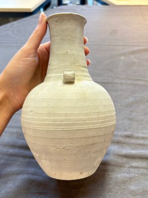 Three cream-glazed bottle vases and two jarlets from the Jepara shipwreck, Dehua or Anxi kilns, Song — 照片 16