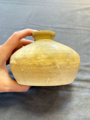 Three cream-glazed bottle vases and two jarlets from the Jepara shipwreck, Dehua or Anxi kilns, Song — 照片 8
