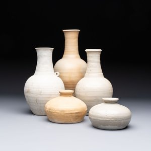 Three cream-glazed bottle vases and two jarlets from the Jepara shipwreck, Dehua or Anxi kilns, Song — 照片 1