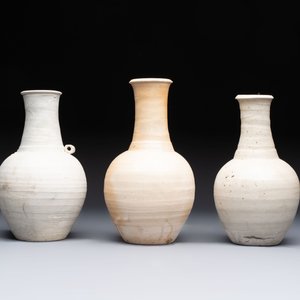 Three cream-glazed bottle vases and two jarlets from the Jepara shipwreck, Dehua or Anxi kilns, Song — 照片 2