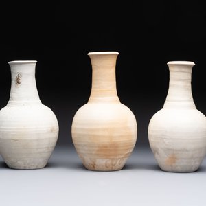 Three cream-glazed bottle vases and two jarlets from the Jepara shipwreck, Dehua or Anxi kilns, Song — 照片 5