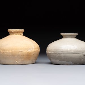 Three cream-glazed bottle vases and two jarlets from the Jepara shipwreck, Dehua or Anxi kilns, Song — 照片 10