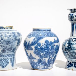 Three Dutch Delft blue and white chinoiserie vases, 17/18th C. — photo 2
