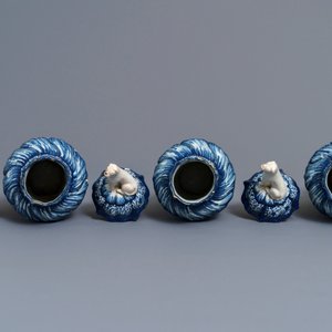 Three Dutch Delft blue and white dog-topped vases and covers, 18th C. — 照片 5