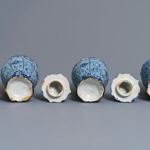 Three Dutch Delft blue and white dog-topped vases and covers, 18th C. — 照片 6