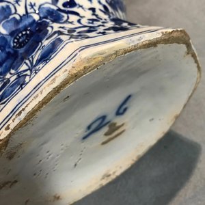 Three Dutch Delft blue and white garlic neck vases with birds on millefiori design, 18th C. — photo 16