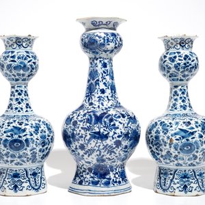 Three Dutch Delft blue and white garlic neck vases with birds on millefiori design, 18th C. — photo 3