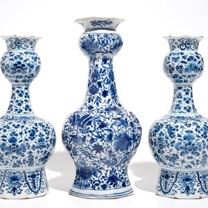 Three Dutch Delft blue and white garlic neck vases with birds on millefiori design, 18th C. — photo 4