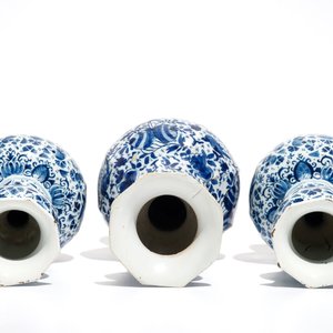 Three Dutch Delft blue and white garlic neck vases with birds on millefiori design, 18th C. — photo 5