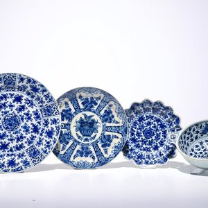 Three Dutch Delft blue and white plates and a two-eared porringer, 17/18th C. — 照片 1