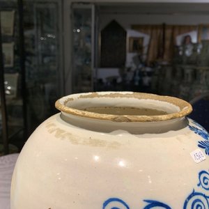 Three Dutch Delft blue and white tobacco jars with brass covers, 18th C. — 照片 13