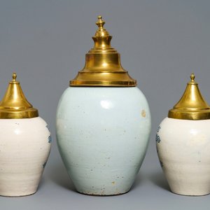 Three Dutch Delft blue and white tobacco jars with brass covers, 18th C. — 照片 3