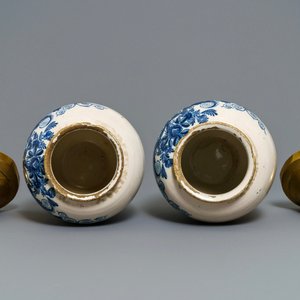 Three Dutch Delft blue and white tobacco jars with brass covers, 18th C. — 照片 7