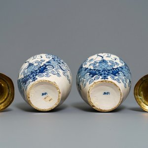 Three Dutch Delft blue and white tobacco jars with brass covers, 18th C. — 照片 8