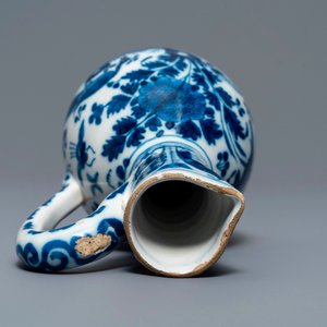 Three Dutch Delft blue and white vases and a chinoiserie jug, 17/18th C. — 照片 12