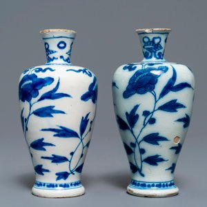 Three Dutch Delft blue and white vases and a chinoiserie jug, 17/18th C. — 照片 2