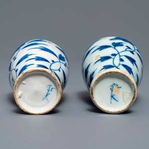 Three Dutch Delft blue and white vases and a chinoiserie jug, 17/18th C. — 照片 7