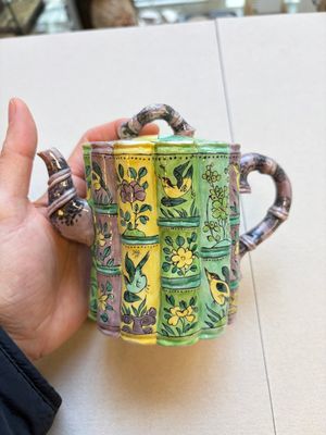 Three famille verte-style and verte biscuit-style teapots, a wine pot and a model of Dongfang Shuo, Samson, Paris, Ding mark, 19th C. — foto 1