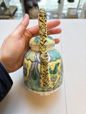 Three famille verte-style and verte biscuit-style teapots, a wine pot and a model of Dongfang Shuo, Samson, Paris, Ding mark, 19th C. — foto 11