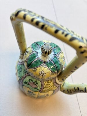 Three famille verte-style and verte biscuit-style teapots, a wine pot and a model of Dongfang Shuo, Samson, Paris, Ding mark, 19th C. — foto 12