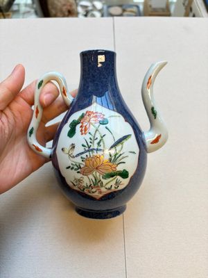 Three famille verte-style and verte biscuit-style teapots, a wine pot and a model of Dongfang Shuo, Samson, Paris, Ding mark, 19th C. — foto 15