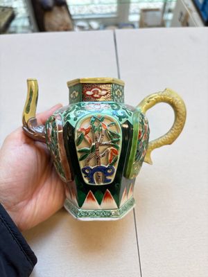 Three famille verte-style and verte biscuit-style teapots, a wine pot and a model of Dongfang Shuo, Samson, Paris, Ding mark, 19th C. — foto 23
