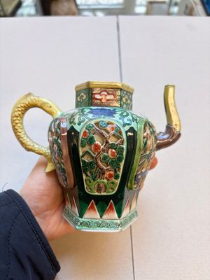 Three famille verte-style and verte biscuit-style teapots, a wine pot and a model of Dongfang Shuo, Samson, Paris, Ding mark, 19th C. — foto 25