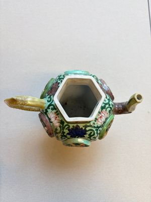 Three famille verte-style and verte biscuit-style teapots, a wine pot and a model of Dongfang Shuo, Samson, Paris, Ding mark, 19th C. — foto 27