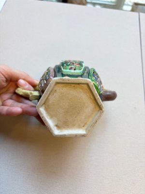 Three famille verte-style and verte biscuit-style teapots, a wine pot and a model of Dongfang Shuo, Samson, Paris, Ding mark, 19th C. — foto 28