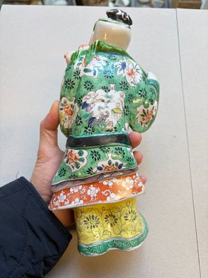 Three famille verte-style and verte biscuit-style teapots, a wine pot and a model of Dongfang Shuo, Samson, Paris, Ding mark, 19th C. — foto 33