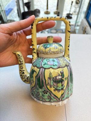 Three famille verte-style and verte biscuit-style teapots, a wine pot and a model of Dongfang Shuo, Samson, Paris, Ding mark, 19th C. — foto 8