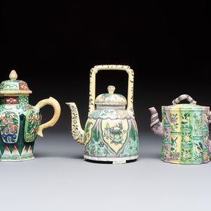 Three famille verte-style and verte biscuit-style teapots, a wine pot and a model of Dongfang Shuo, Samson, Paris, Ding mark, 19th C. — foto 2