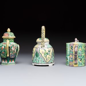 Three famille verte-style and verte biscuit-style teapots, a wine pot and a model of Dongfang Shuo, Samson, Paris, Ding mark, 19th C. — foto 3