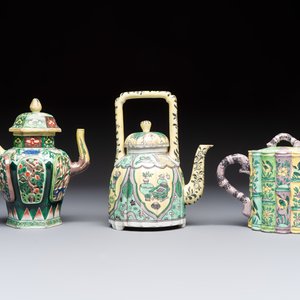 Three famille verte-style and verte biscuit-style teapots, a wine pot and a model of Dongfang Shuo, Samson, Paris, Ding mark, 19th C. — foto 4
