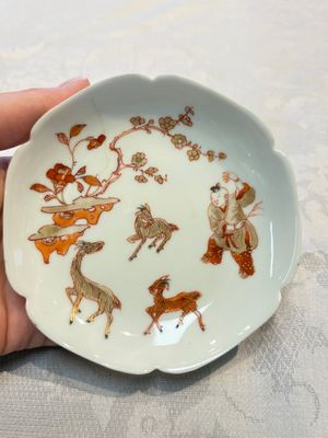 Three fine Chinese eggshell iron-red and gilt-decorated 'Boy and Goats' cups and saucers, Yongzheng — foto 1
