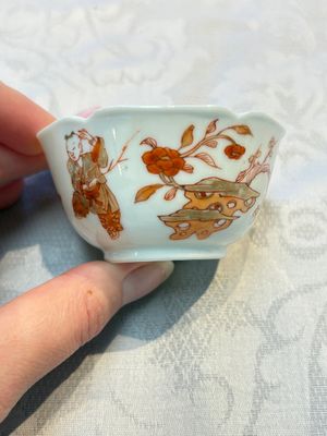 Three fine Chinese eggshell iron-red and gilt-decorated 'Boy and Goats' cups and saucers, Yongzheng — foto 11