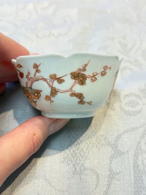 Three fine Chinese eggshell iron-red and gilt-decorated 'Boy and Goats' cups and saucers, Yongzheng — foto 12